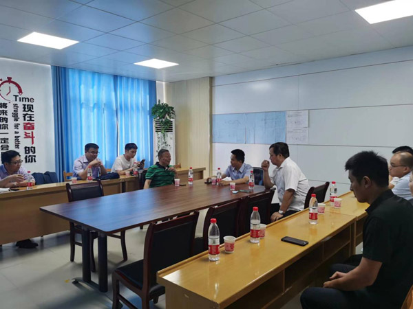 市技術轉(zhuǎn)移中心到建材公司考察中試線項目