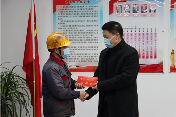 集團公司黨委委員、副總經(jīng)理胡新付到公司走訪慰問